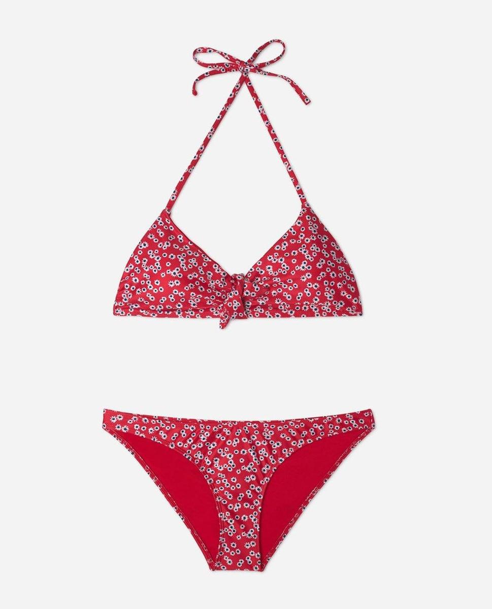 Bikini de triángulo rojo con flores blancas de Lefties. (Precio: 6,99 euros)