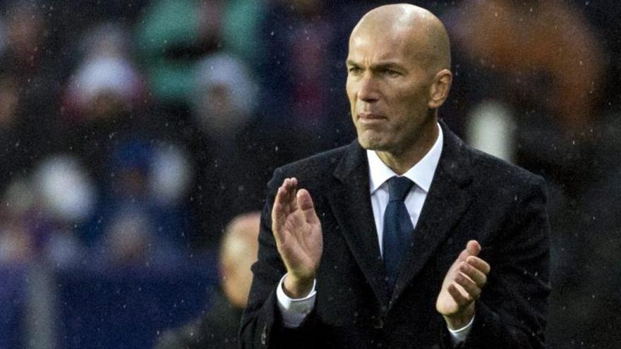 Zidane aplaude durante un partido del Madrid