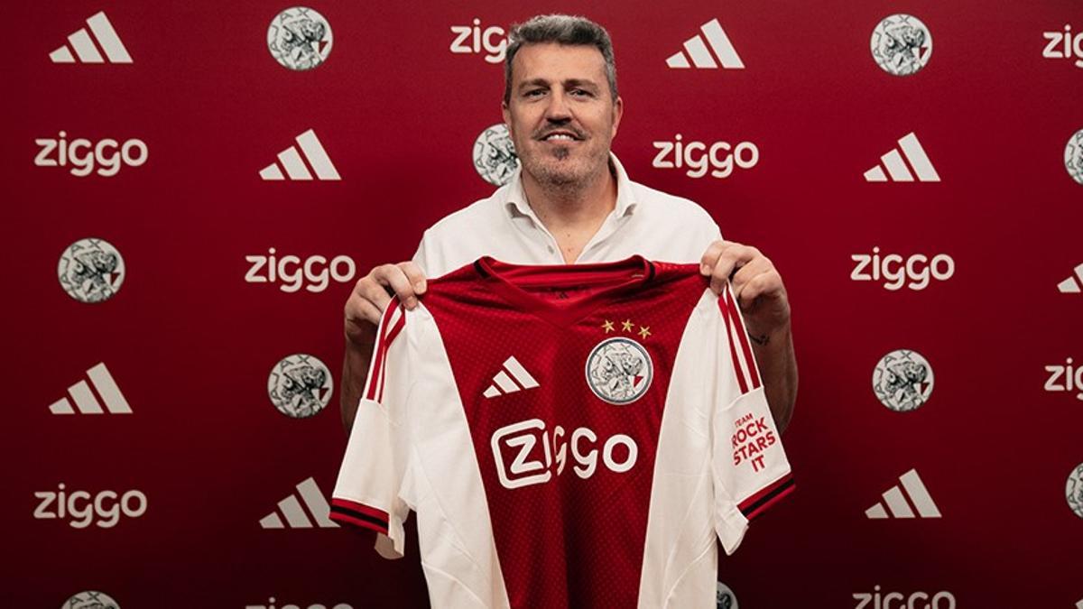 Òscar Garcia Junyent, con la camiseta del Ajax al ser presentado en febrero.