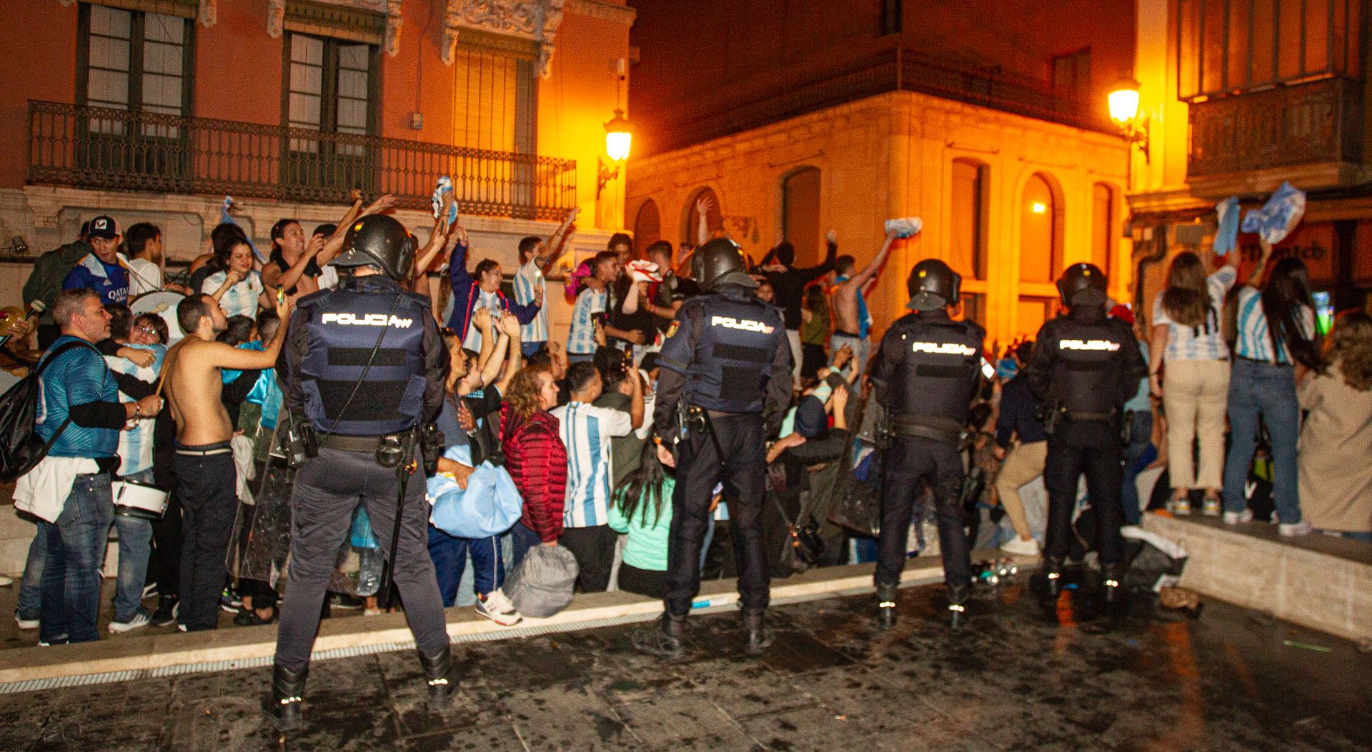 Aficionados argentinos celebran la victoria de su selección en las calles de Alicante