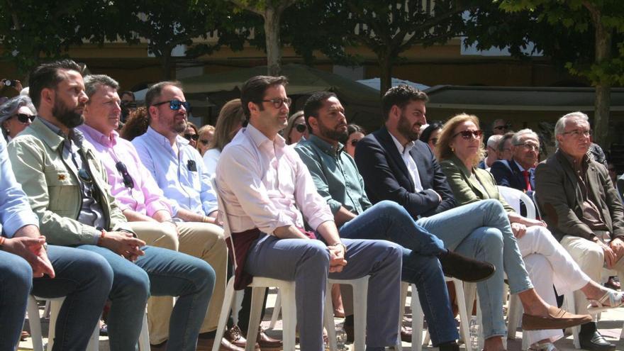 Ignacio Garriga, José Ángel Antelo y Lourdes Méndez en primera fila en el acto. | PILAR WALS