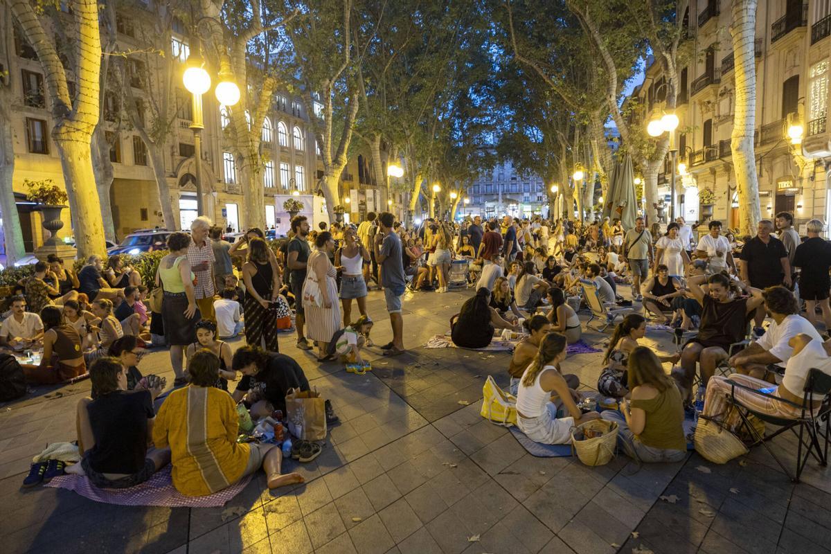 Los palmesanos recuperan el Born: "Hoy el paseo es nuestro" Los palmesanos recuperan el Born: "Hoy el paseo es nuestro"