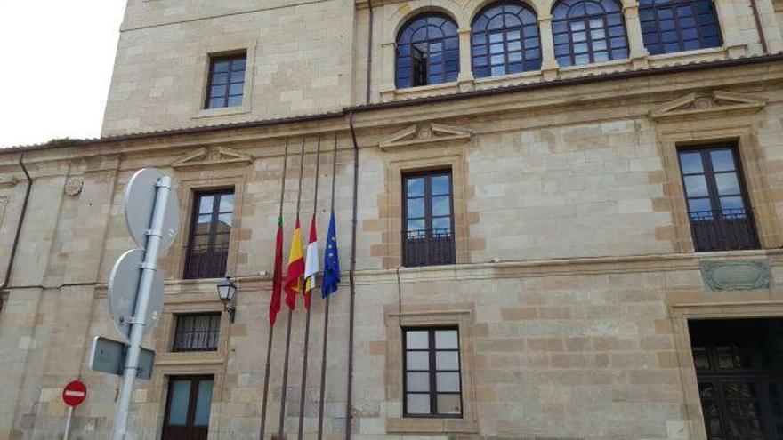 Banderas a media asta en la fachada de la Diputación.