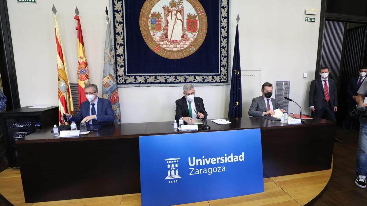 Rúbrica del acuerdo entre la Universidad de Zaragoza, el Banco de España y la CNMV