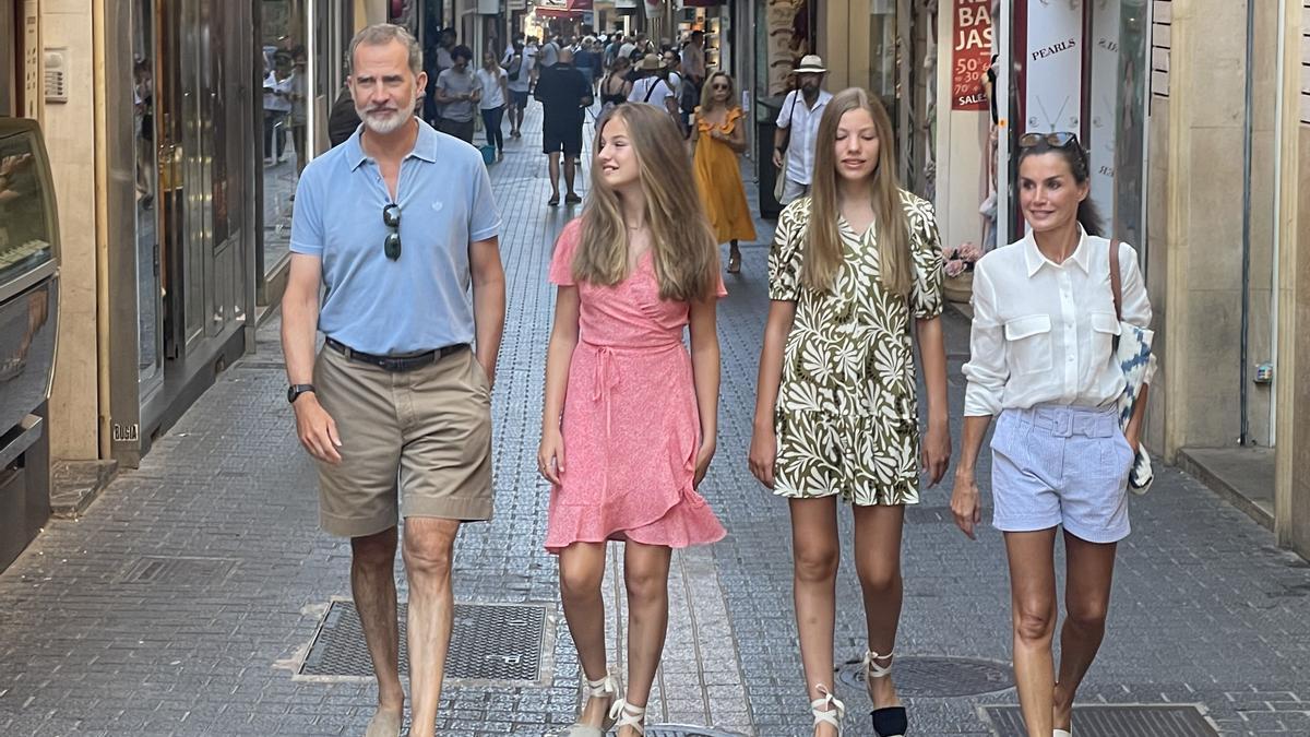 La Familia Real pasea por Palma de Mallorca.
