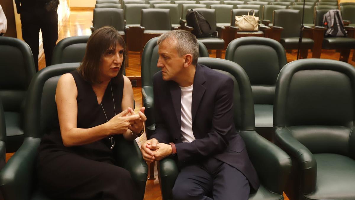 Los portavoces del PSOE y Podemos, Lola Ranera y Fernando Rivaréss, antes de comenzar el pleno.