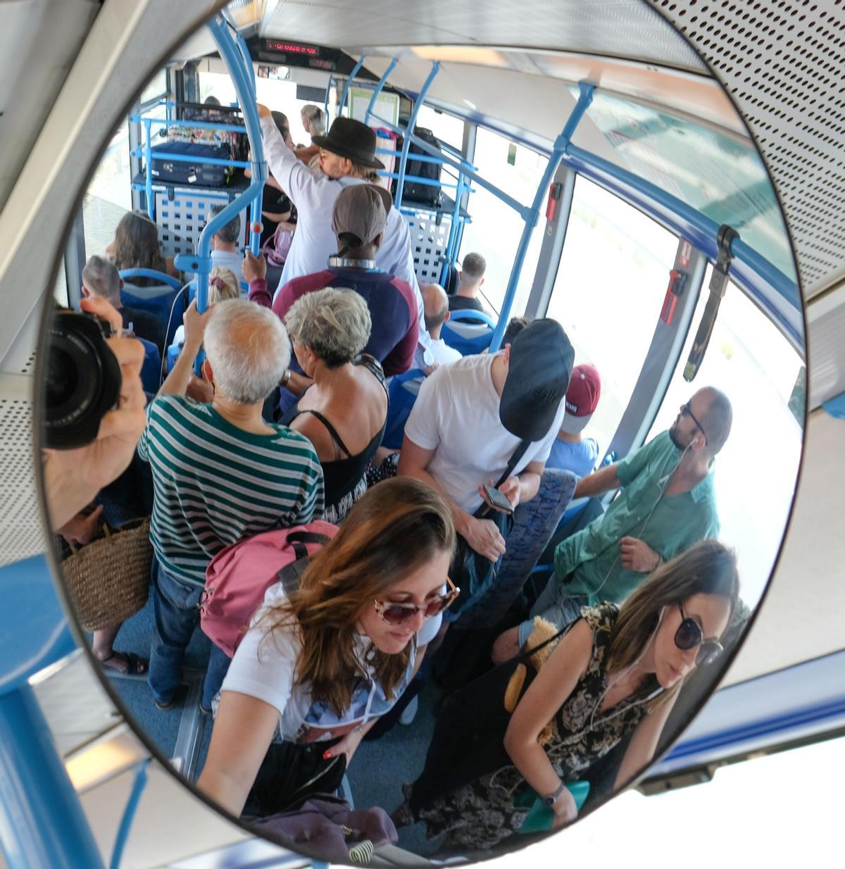 Pasajeros en un autobús urbano de Alicante