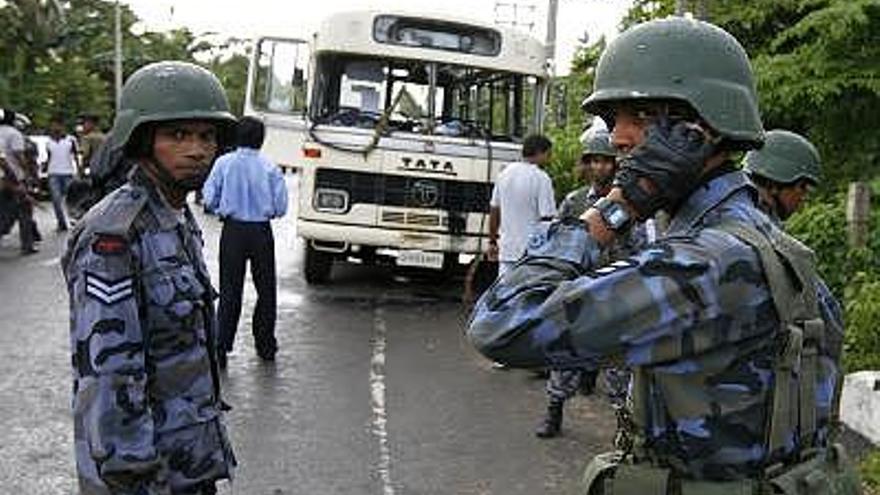 Militares vigilan los restos del autobús..