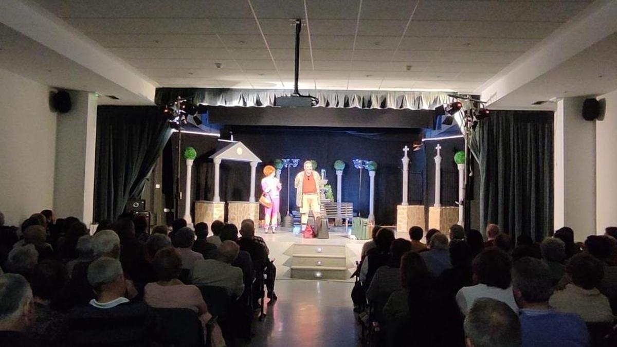 Un momento de una representación de teatro costumbrista en la Casa de Cultura de Luanco.