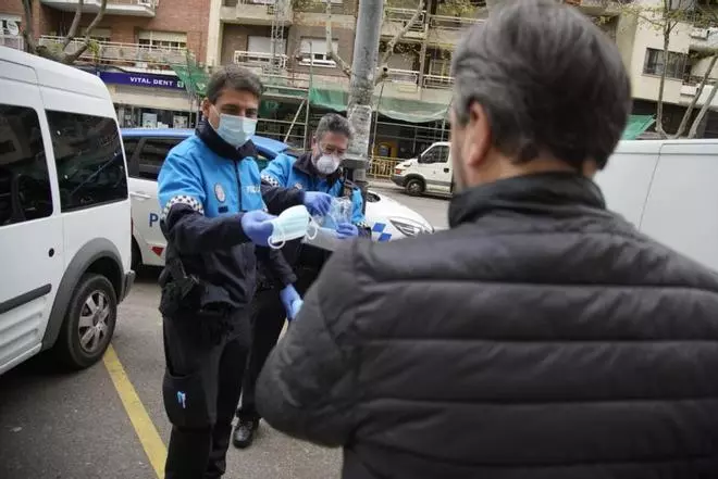 Las mascarillas llegan a Zamora con el reparto en calles y transporte público
