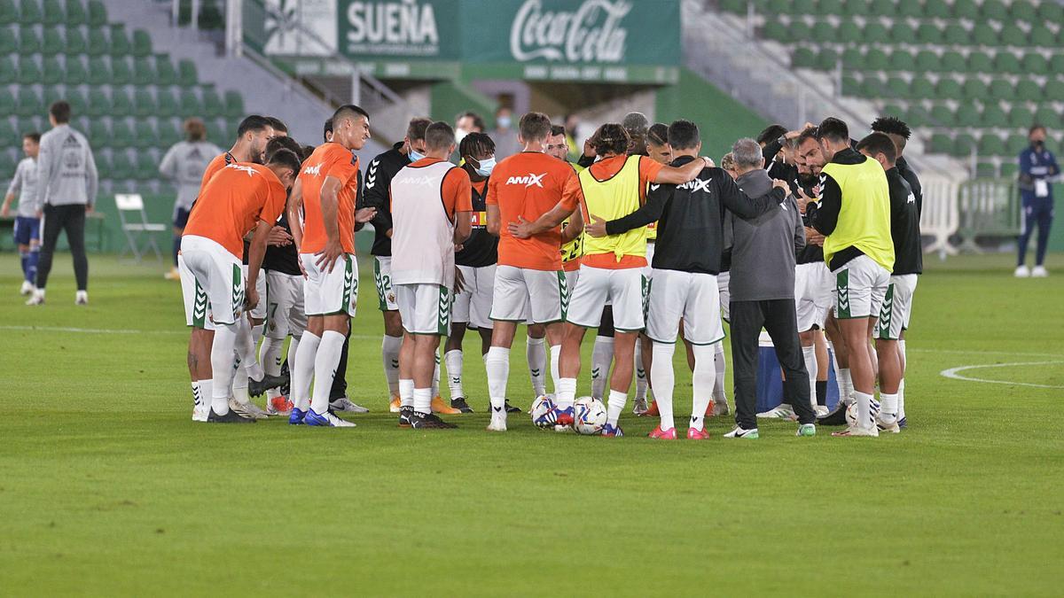 Los jugadores del Elche seconjuran antes del partido ante el Celta.