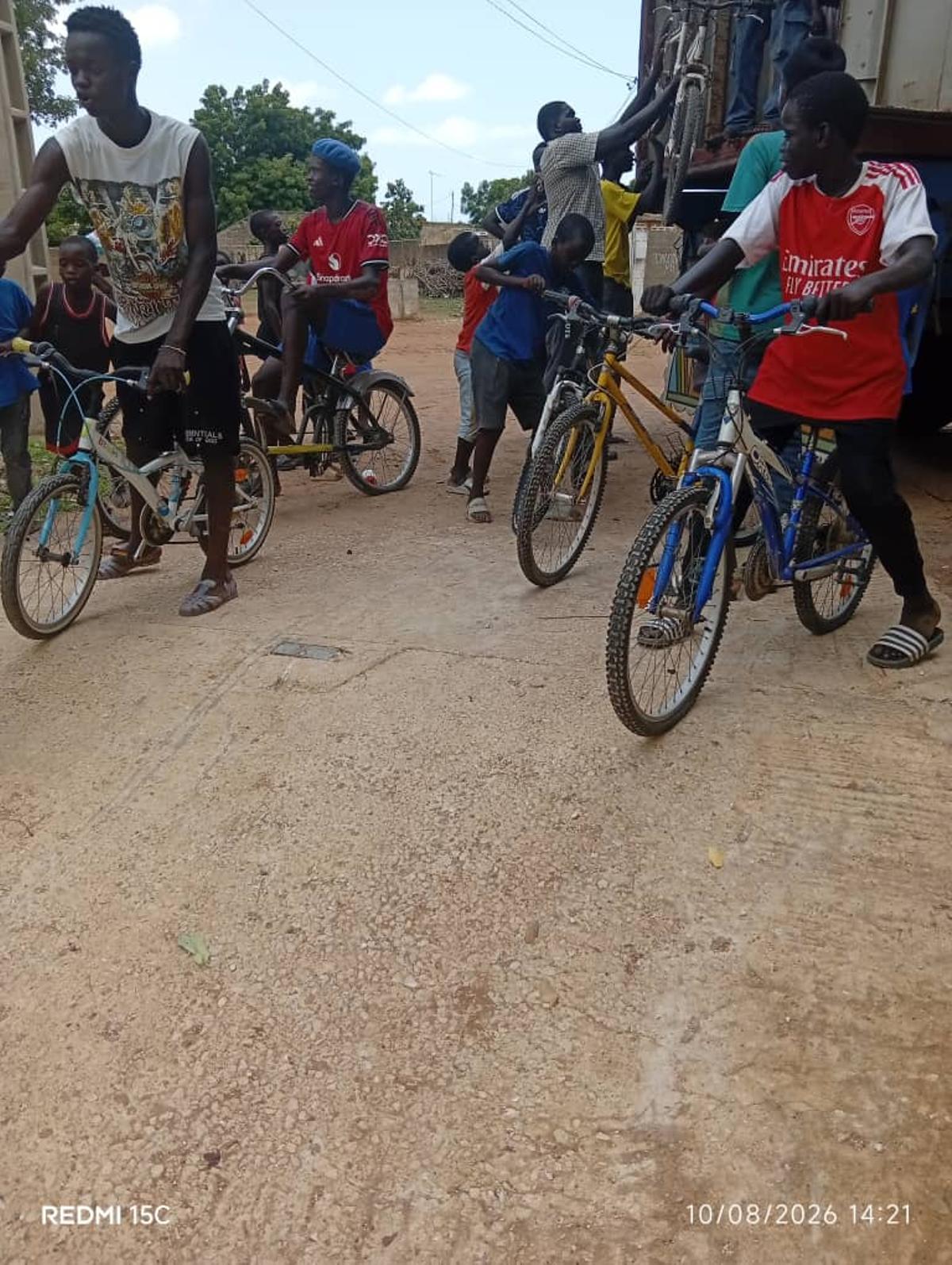 Los chicos, con las bicis recién bajadas del contenedor.