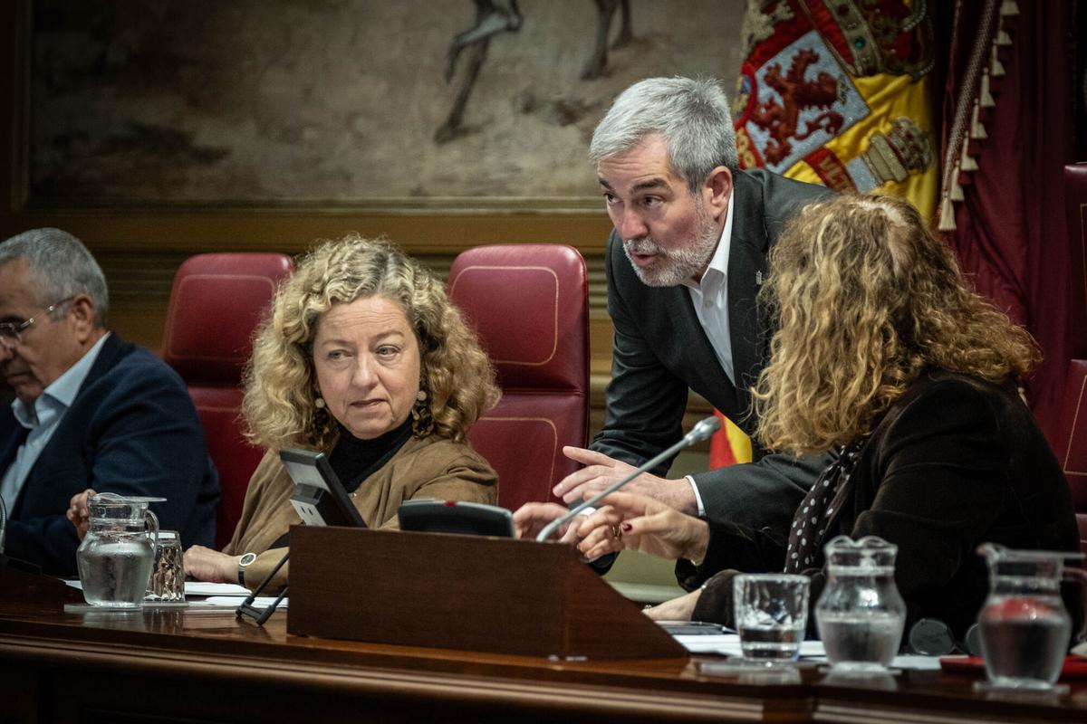 El presidente de Canarias, Fernando Clavijo Batlle, se reúne con los portavoces parlamentarios para valorar las medidas que puede impulsar el Gobierno de Canarias para hacer frente a las consecuencias que la guerra en Oriente Medio está generando en el Archipiélago; así como analizar las acciones aprobadas por el Gobierno de España y su incidencia en las islas