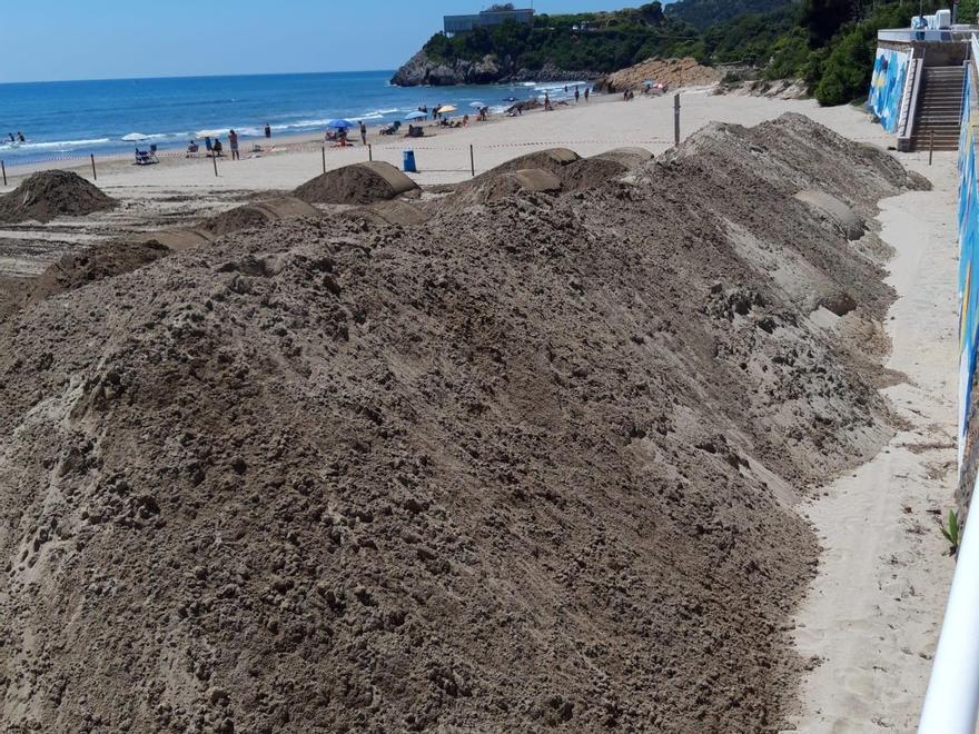 Acopio de arena tras ser recogida en la zona de la Concha con las máquinas.