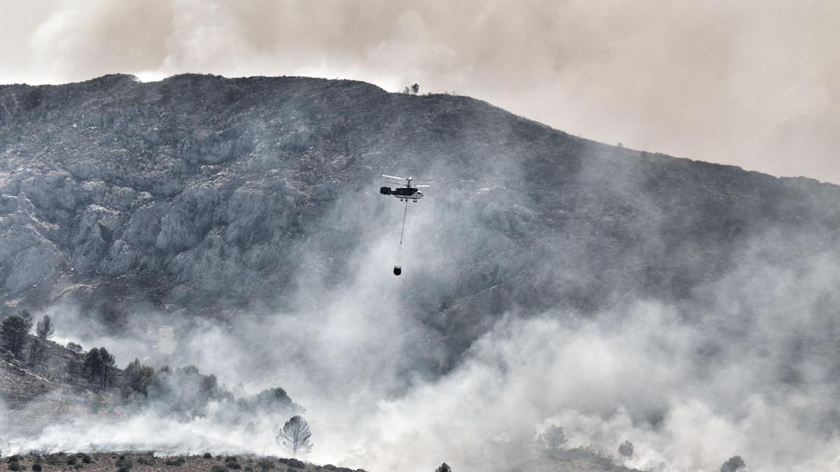 Continúan las labores de extinción del incendio en la Vall d&#039;Ebo