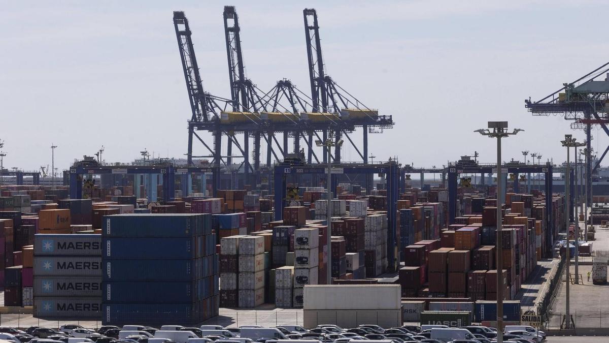 Contendores en el Puerto de València.