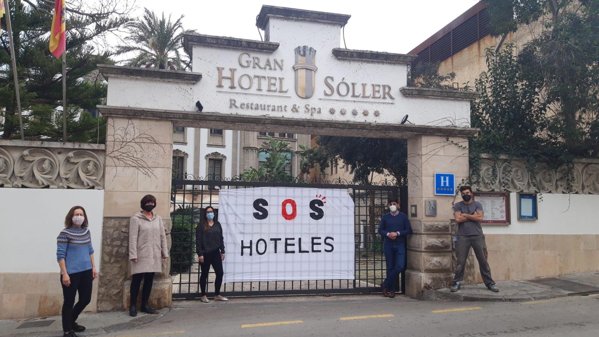 Arranca la campaña SOS Turismo: los hoteles y negocios turísticos de Mallorca ya lucen las pancartas con su lema