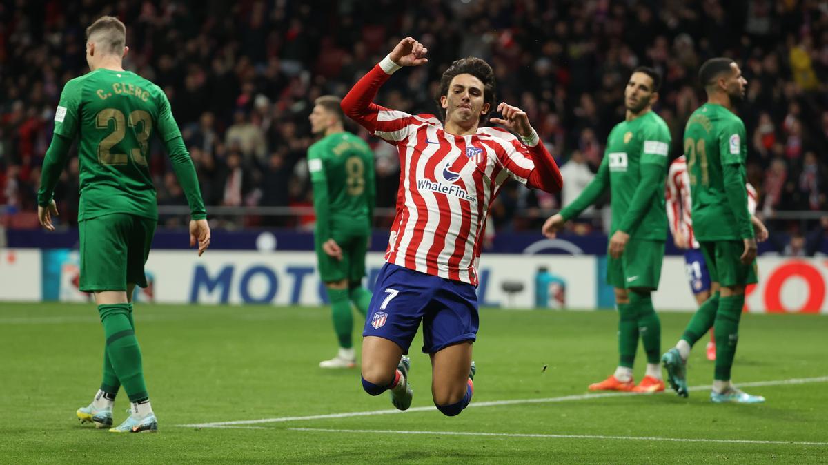 Joao Félix celebra el primer gol del Atlético ante la decepción de los jugadores del Elche