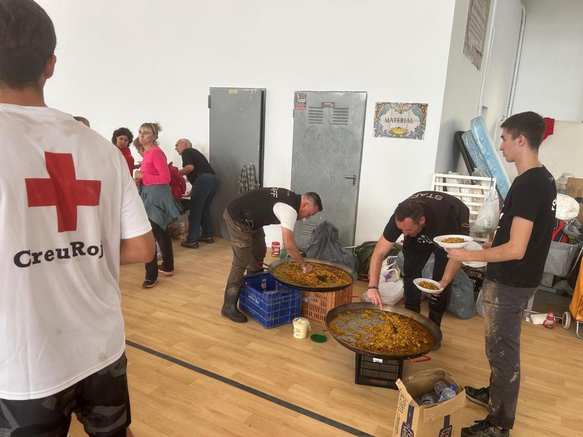 Voluntarios en el salón de banquetes afectado por la dana.