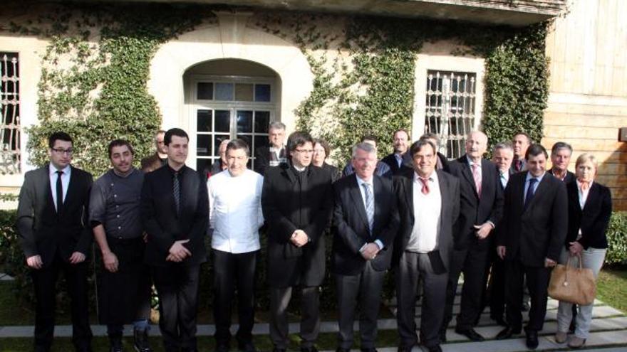 Foto de família dels germans Roca i els membres i col·laboradors de la GIOrquestra .