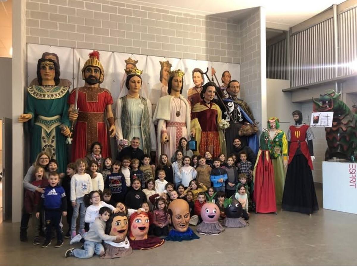 Els alumnes de La Bressola amb els gegants de Figueres.