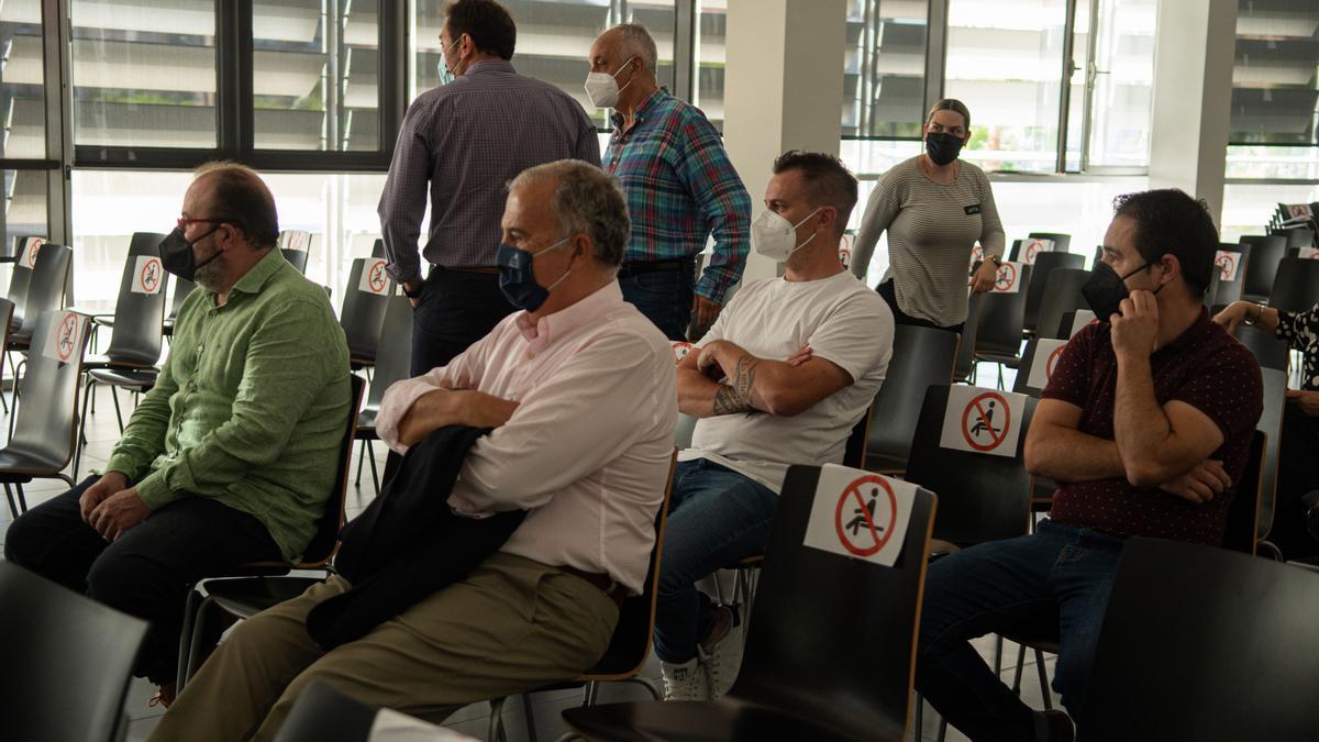 Miembros de colectivos festivos, ayer, en la reunión en Castelló.