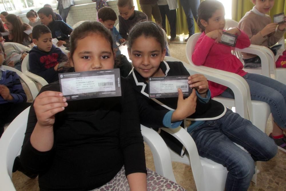 Futbolistas del Cartagena visitan un colegio