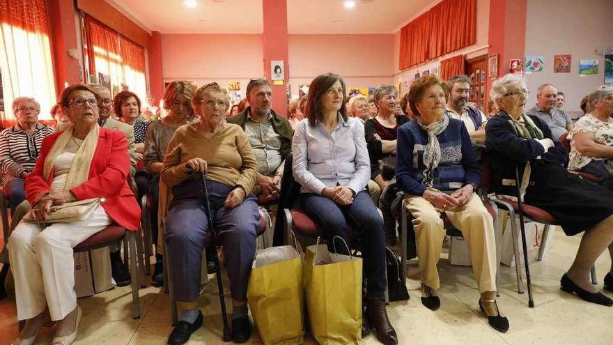 La centenaria Dolores Conesa (d.), junto a otras tres homenajeadas y la hija de una cuarta que no pudo asistir, ayer en el acto. // Cristina Graña