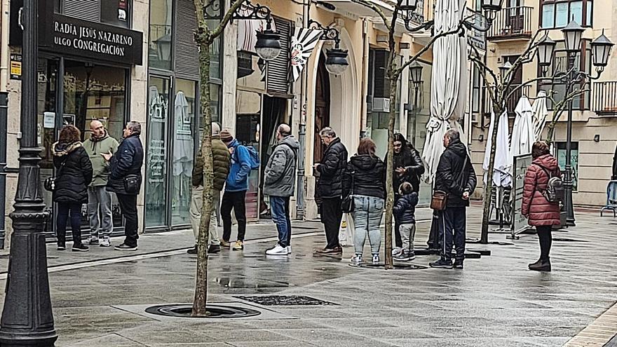 Colas en el primer día de recogida de medallones para la procesión de &quot;las cinco de la mañana&quot; de Zamora