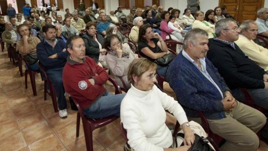 Imagen de la reunión de los vecinos afectados convocados en el Casino de Antigua. i GABRIEL FUSELLI