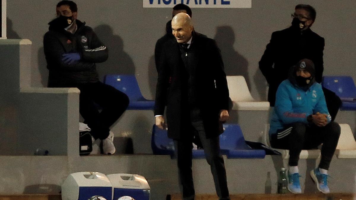 Zidane, en el banquillo durante el choque con el Alcoyano