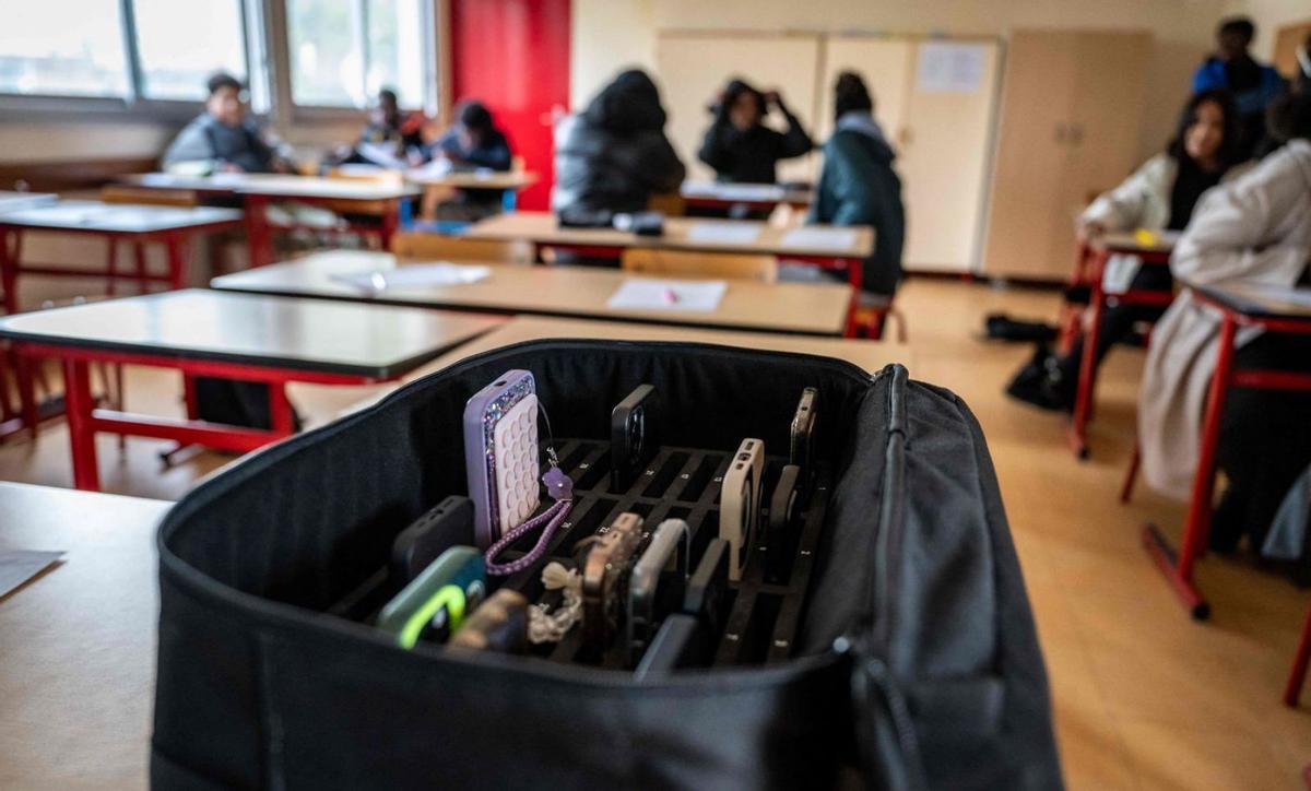 França fa un pas més per prohibir les xarxes socials a joves de menys de 15 anys