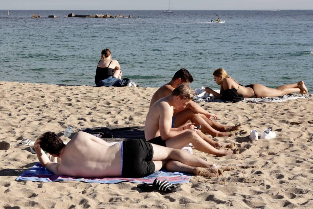 Barceloneses acuden a la playa por las altas temperaturas de noviembre