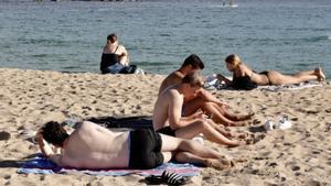 Barceloneses acuden a la playa por las altas temperaturas de noviembre