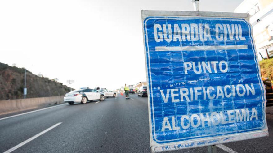 Control de alcoholemia en una carretera de Galicia // Archivo