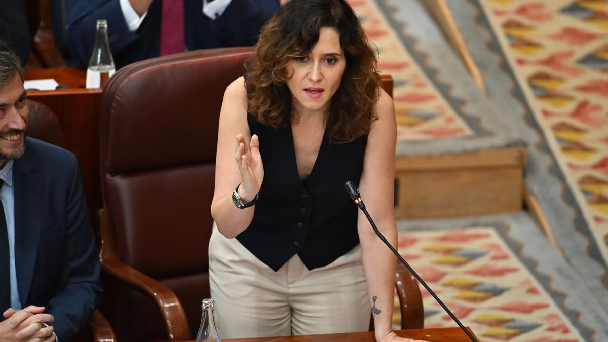 La presidenta de la Comunidad de Madrid, Isabel Díaz Ayuso, a su llegada al último pleno del periodo de sesiones de la Asamblea de Madrid, este jueves.