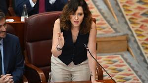 a presidenta de la Comunidad de Madrid, Isabel Díaz Ayuso, a su llegada al último pleno del periodo de sesiones de la Asamblea de Madrid, este jueves.