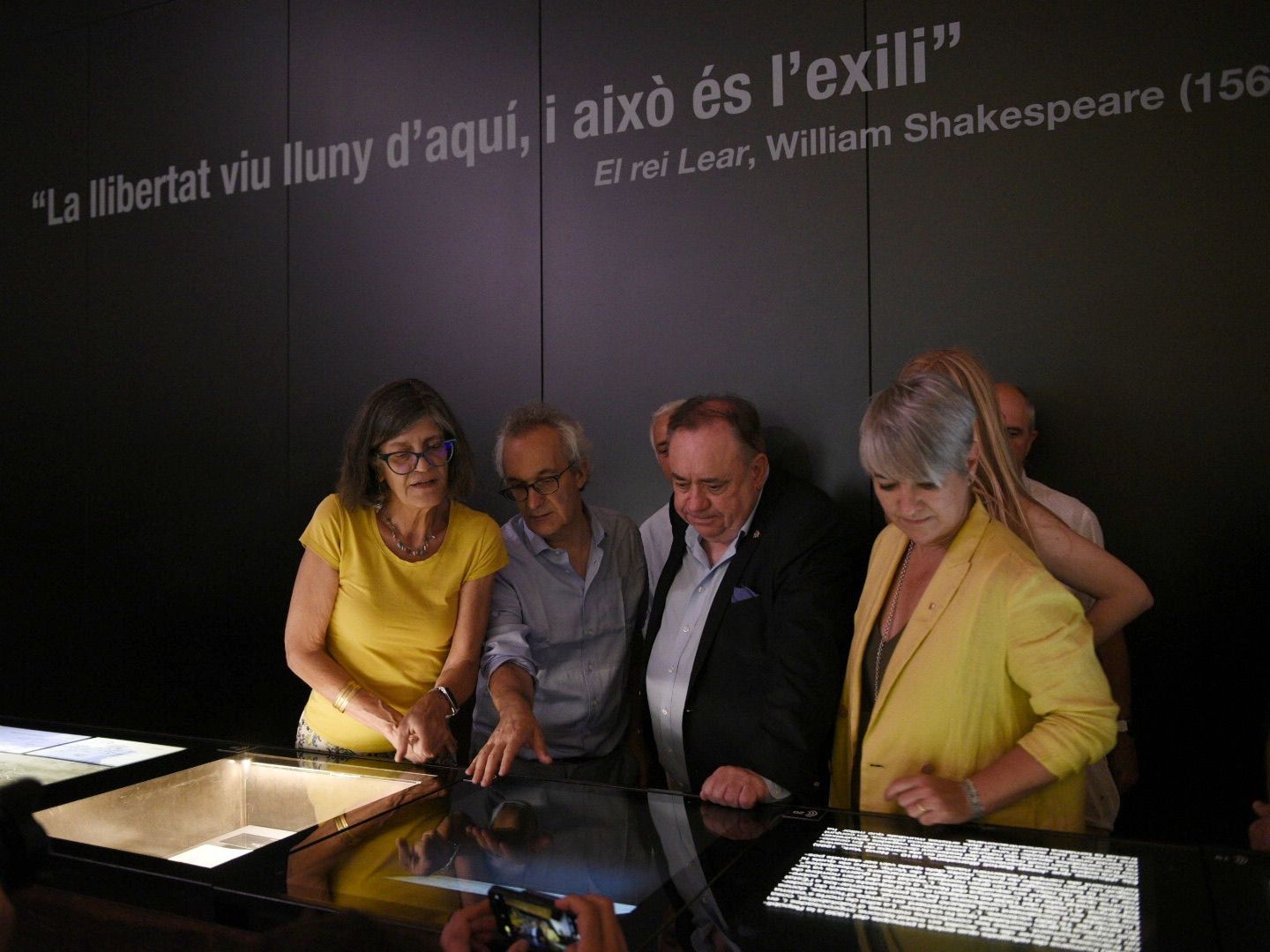La consellera de Justícia, Lourdes Ciuró i Buldó, i l’ex-primer ministre d’Escòcia, Alex Salmond visiten el MUME de la Jonquera