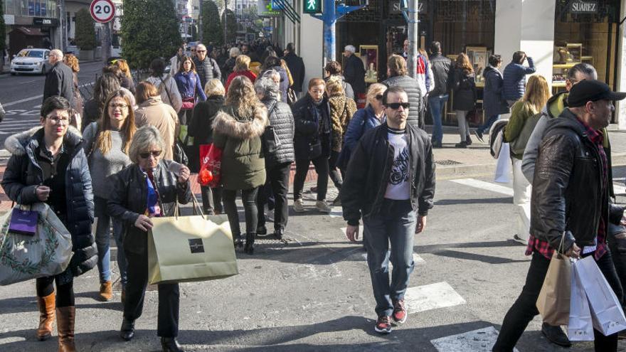 Las grandes superficies triunfan en las rebajas y el pequeño comercio se hunde