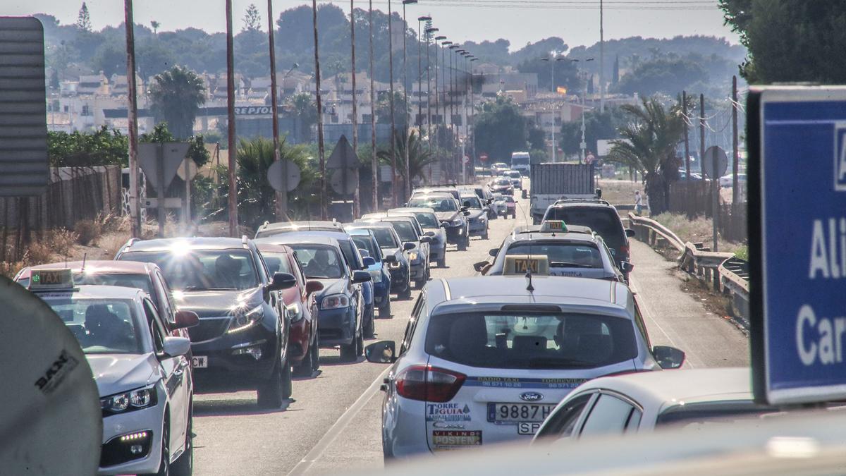 Retenciones en el tramo de la CV-95 entre La Veleta y Los Balcones en Torrevieja