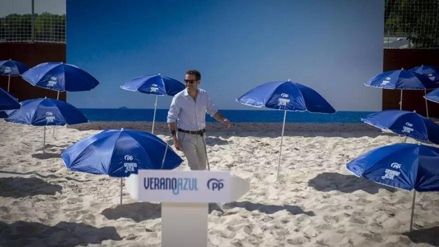 'Verano Azul': Borja Sémper presenta en Madrid, en una playa ficticia y descalzo, el vídeo de la campaña del PP