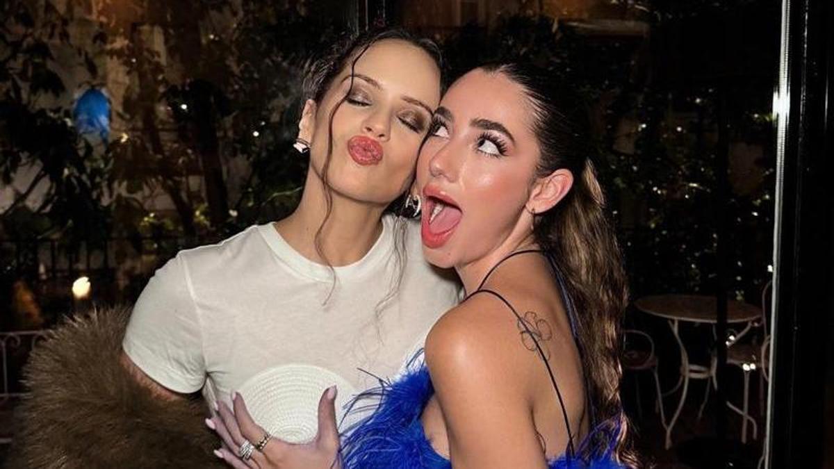 Lolalolita junto a Rosalía, en el cumpleaños de la cantante