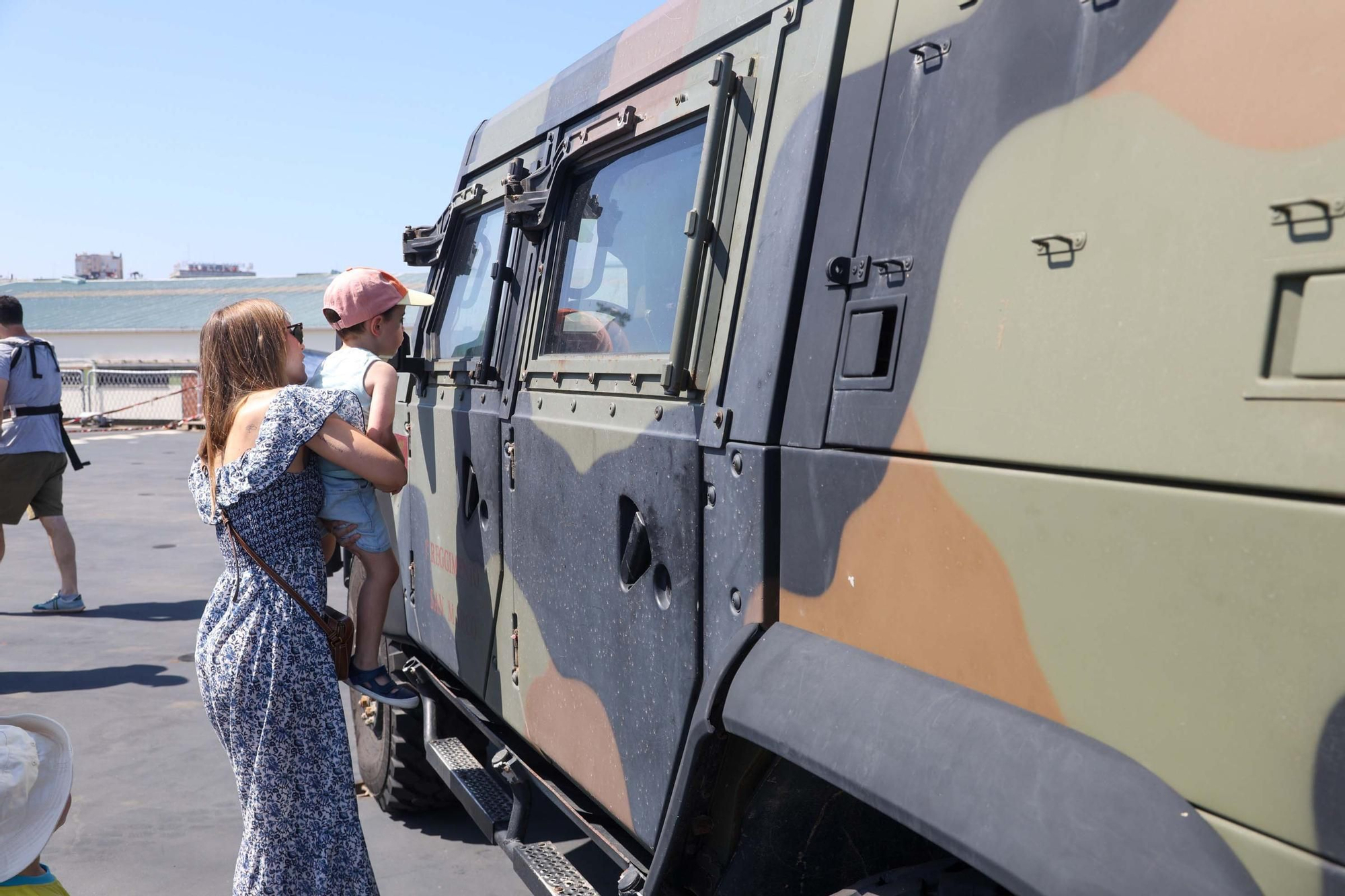 El buque 'San Giorgio', de la Armada de Italia, atraca en A Coruña en una visita no oficial