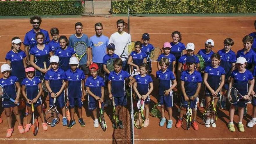 Los recogepelotas y los jugadores, en la pista número 1 del Real Club de Tenis de Oviedo.