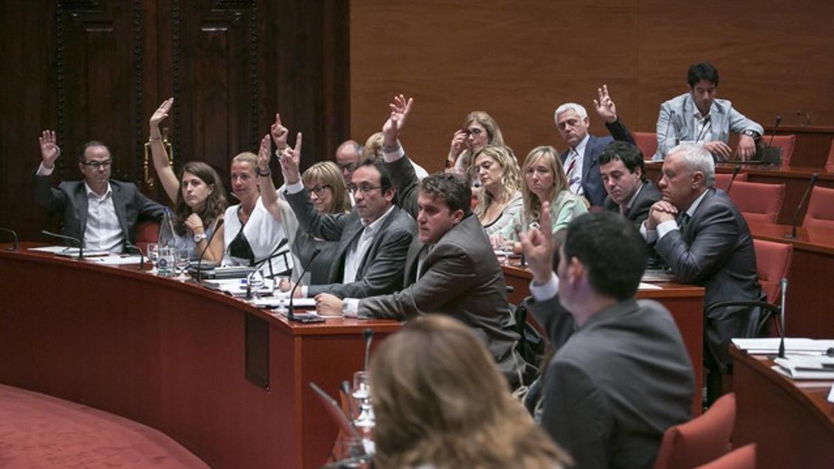 Los diputados de la comisión de Afers Institucionals votan la ley de consultas, este miércoles.