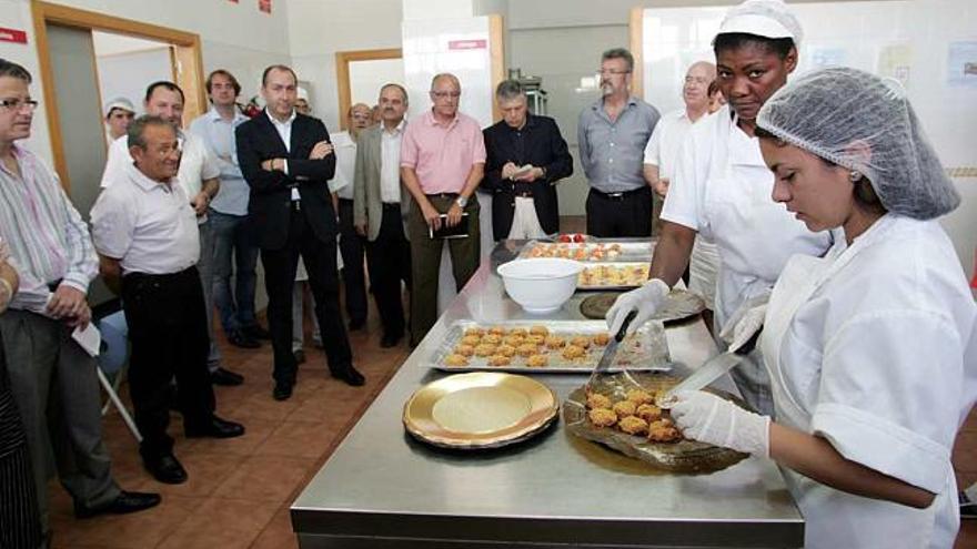 Los empresarios visitaron las instalaciones de Cáritas, incluida el aula de cocina.