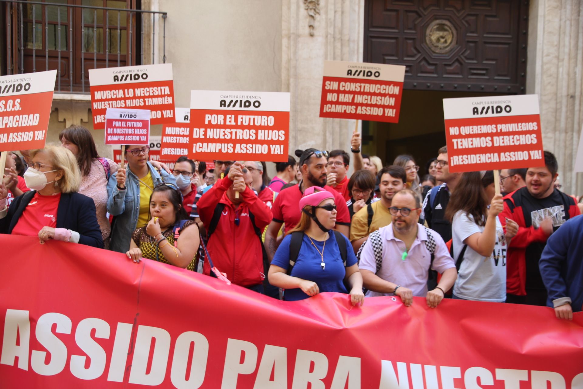 Concentración de Assido en Murcia ante la CHS