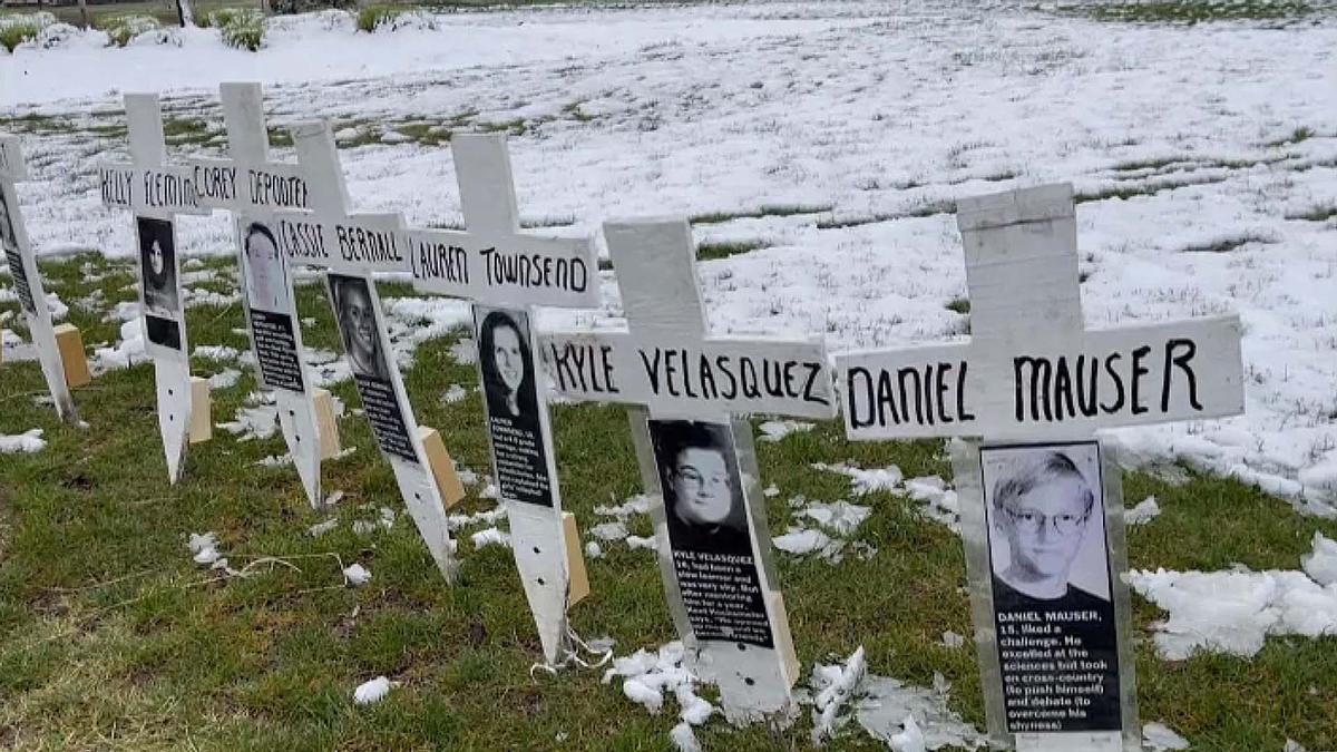 Flores y cruces recuerdan a las víctimas de la matanza de Columbine 25 años después