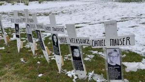 Flores y cruces recuerdan a las víctimas de la matanza de Columbine 25 años después