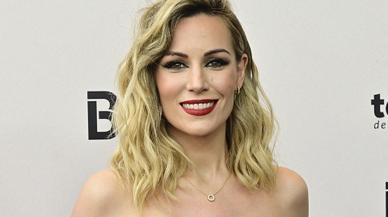 Edurne sabe cómo llevar el 'cut out' al extremo y lucirlo con elegancia en los Premios Dial